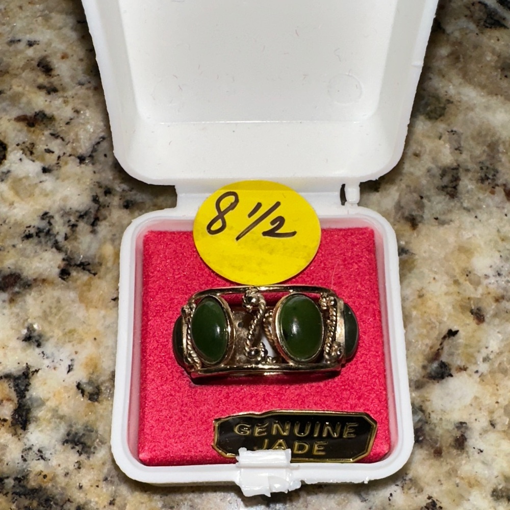Vintage-Inspired Green Gem (jade) Gold Ring - Picture 3 of 8